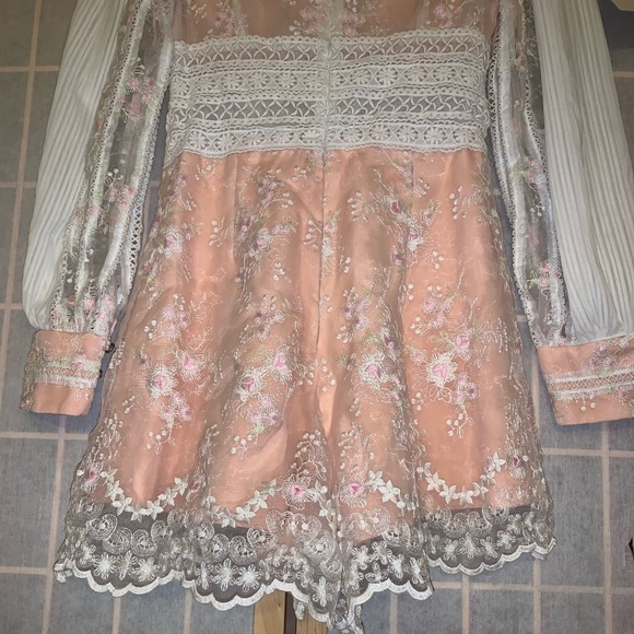 SOLD💕Embroidered romper - Picture 7 of 8